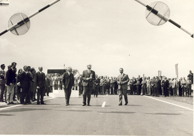 577105 De openingshandeling is verricht door, vooraan in het midden, Burgemeester Hoebens van Deurne, 1970