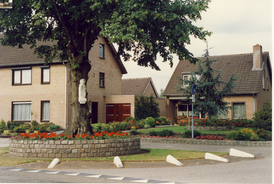 577177 Keskesboom met Mariabeeld, 1989