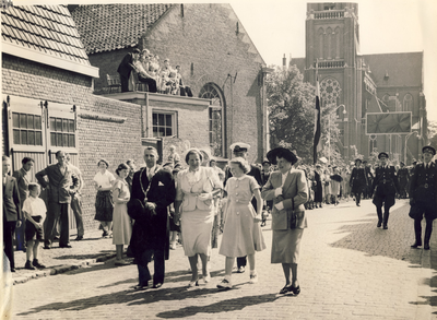 577185 Wandeling door Asten, op weg naar het feestterrein. H.M. koningin Juliana en prinses Beatrix, in het gezelschap ...