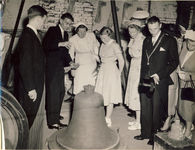 577241 Bekijken van een klok door koningin Juliana in de fabriek van Klokkengieterij Eijsbouts, 23-06-1951