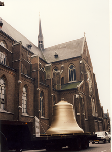 577267 Grootste klok ooit. Gepresenteerd voor de Astense kerk Heilige Maria Presentatie, 03-09-1995.