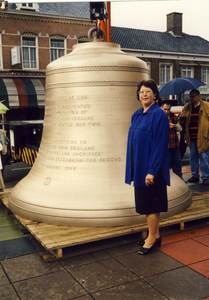 577276 Burgemeester Truus Hendrickx - Vlaar van Asten voor grootste klok ter wereld, 03-09-1995.