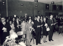 577298 Genodigden tijdens de H. Mis ter gelegenheid van de opening van de sporthal De Schop, 1971