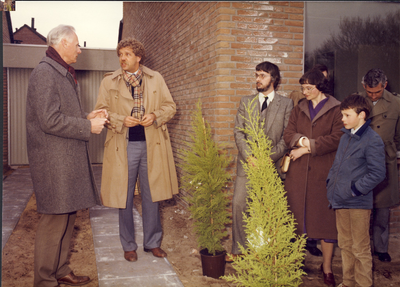 577301 Sleuteloverdracht door burgemeester Rutten aan de familie Urlings-Jacobs, 1980