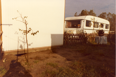 577389 Caravan naast de woonwagen, 5-1997