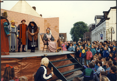 577491 Optreden van Theatergroep 2000 op het Koningsplein, 1988