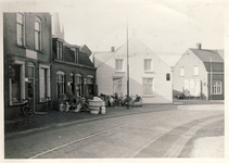 577659 Emmastraat met van links huis van Willem Bekx, dan de winkel van Van Bussel en daarnaast de bakkerij van Hoes, 1957