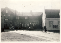 577660 Vooraanzicht vanuit de Markt met vanaf links huis Willem Bekx, winkel van Van Bussel en rechts bakkerij Hoes, 1957