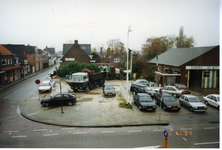 581278 Zicht op de Burgemeester Wijnenstraat en de Markt, met garage de Wit en stomerij Asten, 10-11-1994