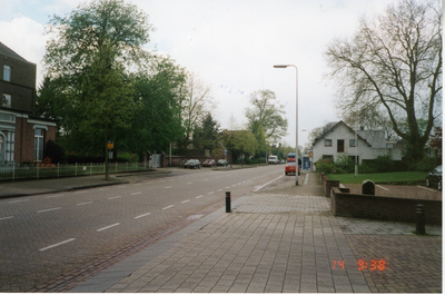 581344 Wilhelminastraatgezien in de richting van Someren, met links een klein stukje van het zustersklooster, 1990-2000