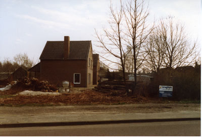581349 Nieuwbouw op hoek van de Wolfsberg en Bergweg, februari 1990