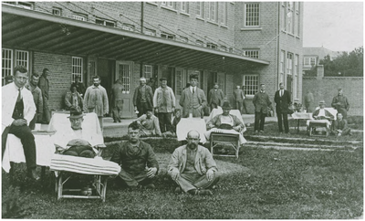 188666 Koninginnedag: Een verpleegster en clienten met feesthoeden, 31-08-1923