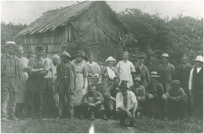 188667 De eerste landbouwgroep voor de schuilhut, 02-1923