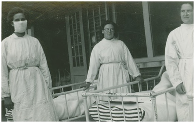 188672 Verpleegsters op de veranda van paviljoen BB, met TBC patiënten, 1920 - 1930