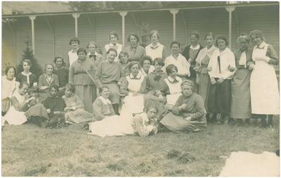 188677 Verpleegsters en cliënten, in de binnentuin van vermoedelijk paviljoen BB, 1920 - 1930