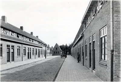 1 1e Akkermuntstraat, gezien in de richting van het Lavendelplein. Op de achtergrond het gebouw van woningbeheer, 1931