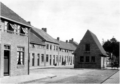 2 1e Akkermuntstraat, gezien in de richting van het Lavendelplein. Rechts het gebouw van woningbeheer, 1931
