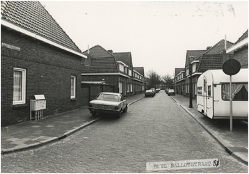1247 De Buijs Ballotstraat met rechts op het trottoir een geparkeerde caravan, 1981