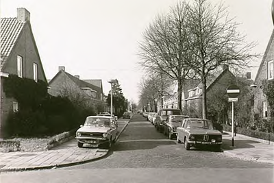 1359 De Keldermansstraat met aan de linkerkant geparkeerde auto's op het trottoir, ca. 1980