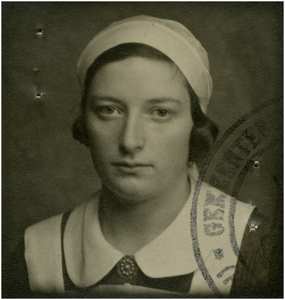1914 Maria Vincentia van der Putt: verpleegkundige, ca. 1935