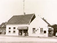 2532 Bakkerij Van Woensel en automatiek/frituur: kruispunt 't Hofke en Wolvendijk Op de foto is de bakkerij van Kees ...