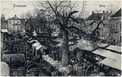 2663 Martktdag op de Markt. De linde en de markt richting de noord-oostzijde, 1909