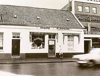 2809 Slagerij Th. Bernards, Aalsterweg 89. Rechts fietsenhandel Jac. Ligtvoet, 1964