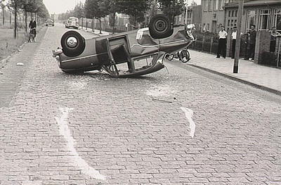 3847 Een auto ongeval: een over de kop geslagen auto, ca. 1964