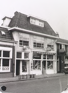 3909 Verfhandel De Verfbron, Kruisstraat 17 met daarnaast kapsalon van Melis (rechts), ca. 1965