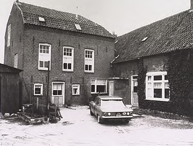 4372 Verf-, drogist- en sigarenwinkel van Frouke van de Ven, 't Hofke 2-4, achterzijde: handel bouwmaterialen, ca. 1968