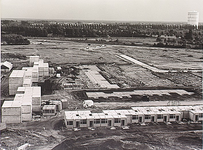 4521 Achter de wijk loopt het spoor, rechts op de achtergrond de gashouder aan de Kanaaldijk-Noord., ca. 1972