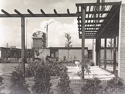 4534 De tuin bij een woning in de wijk 't Hool met op de achtergrond een flat in aanbouw aan de Genovevalaan, ca. 1967