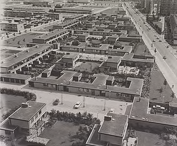 4538 Panorama van de wijk 't Hool gezien vanaf de flat aan de Genovevalaan richting Winkelcentrum Woensel, ca. 1967