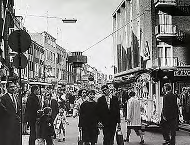 19911 Het statten van winkelend publiek in De Demer gezien vanaf de kruising met de 'Vrijstraat'en de 'Marktstraat', ...