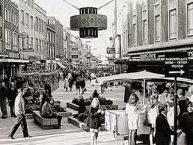 19918 Het statten en samenkomen van winkelend publiek in De Demer, gezien vanaf de kruising met de 'Marktstraat', 20-09-1968