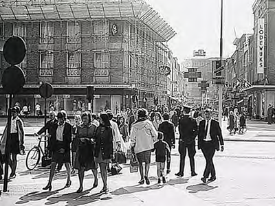 19924 Het statten van winkelend publiek in De Demer, gezien vanaf het '18 septemberplein', 1969