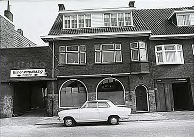 27578 Hoogstraat, met de verpakkingsmagazijn Bijnen op nr. 69 en Garage Uzermans op nr. 71, 03-1972