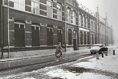 27989 Winteropname van de Jan van Lieshoutstraat, in de richting van de 'Ten Hagestraat', 29-11-1973
