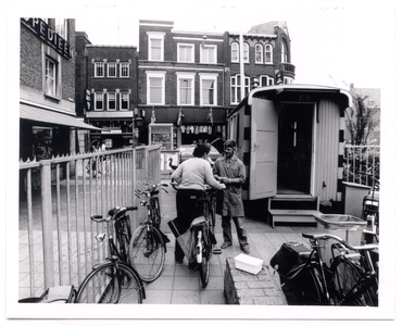 28683 Het controleren van het controlekaartje in de beveiligde fietsenstalling De Berenkuil, 1980