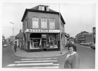 28790 Kleine Berg 91, textielhandel Textilia . Kruising met Grote Berg (rechts), gezien in noordelijke richting, 03-1972