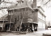 29489 RK-Jongensschool aan de Maasstraat 5, in het kerkdorp Acht, 1977