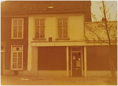 68338 Slagerij Koch, hoek Ten Hagestraat-Jan van Lieshoutstraat, 1976