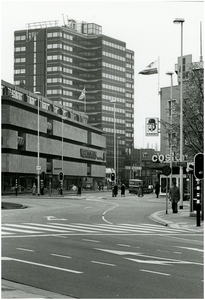 69090 Vestdijk gezien vanaf het 18 Septemberplein, met links warenhuis Vendomus en rechts kledingzaak Coster, 04-1982