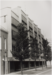 69390 Waagstraat. Linksvoor het oude waaggebouw op nr. 10 waarin lange tijd het vogeltjesmuseum gevestigd was, 1990