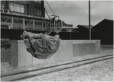190251 'Monument voor de Gevallenen' door Fred Carasso, ter herdenking van de in WOII omgekomen werknemers van NV ...