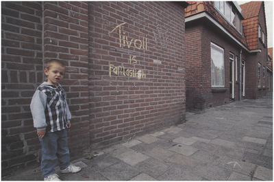 251752 Serie van 6 foto's betreffende de buurt Tivoli door de gemeente aangewezen als aandachtsgebied. Leus 'Tivoli is ...
