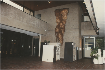 253633 Serie van drie foto's van het interieur van de Technische Dienst : de ontvangshal, 03-04-1974 - 1985