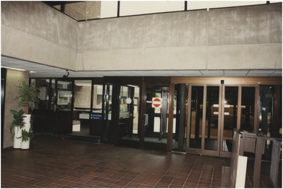 253634 Serie van drie foto's van het interieur van de Technische Dienst : de ontvangshal, 03-04-1974 - 1985