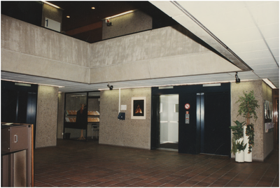 253635 Serie van drie foto's van het interieur van de Technische Dienst : de ontvangshal, 03-04-1974 - 1985