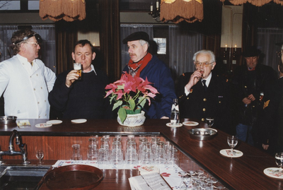 140002 Afscheidsborrel in café Cerise met aan de bar leden en oudleden van de brandweer Mierlo. V.l.n.r. Johan van ...